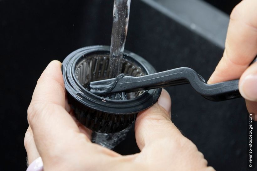 Unter fließendem Wasser kann der Separator einfach sauber gebürstet werden